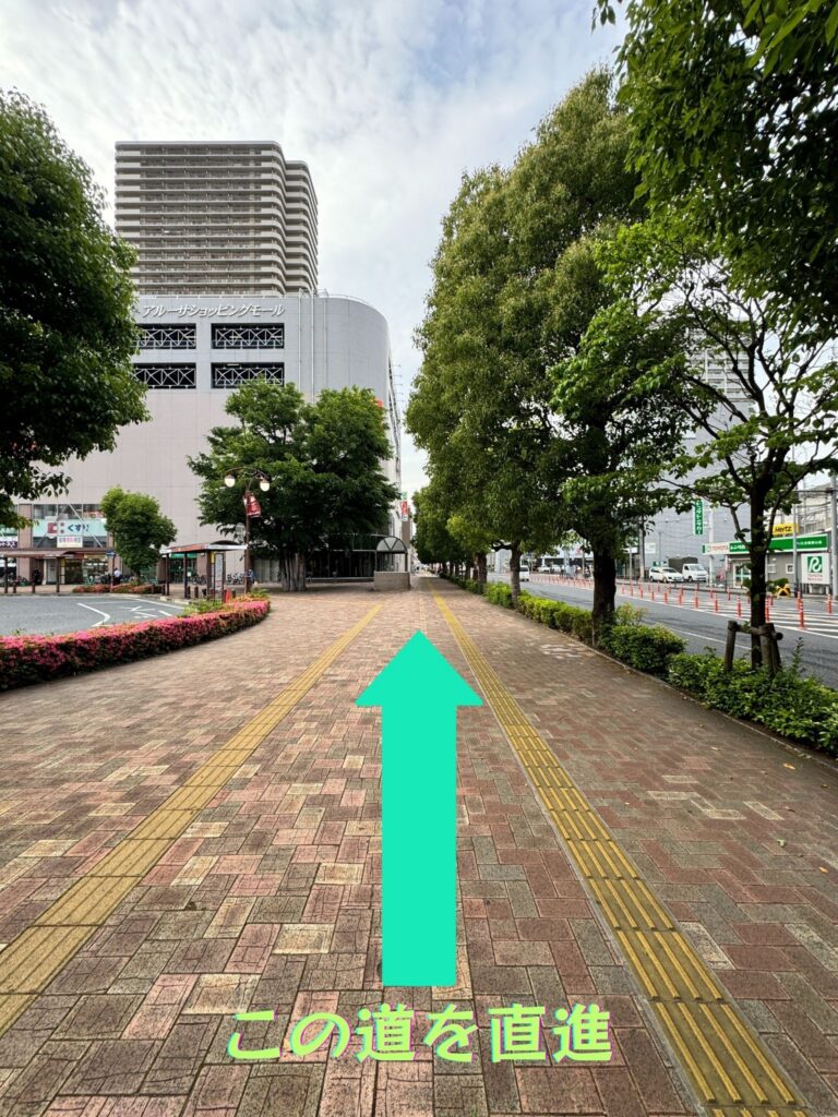 ヘブンズロックへ向かう歩道を直進
