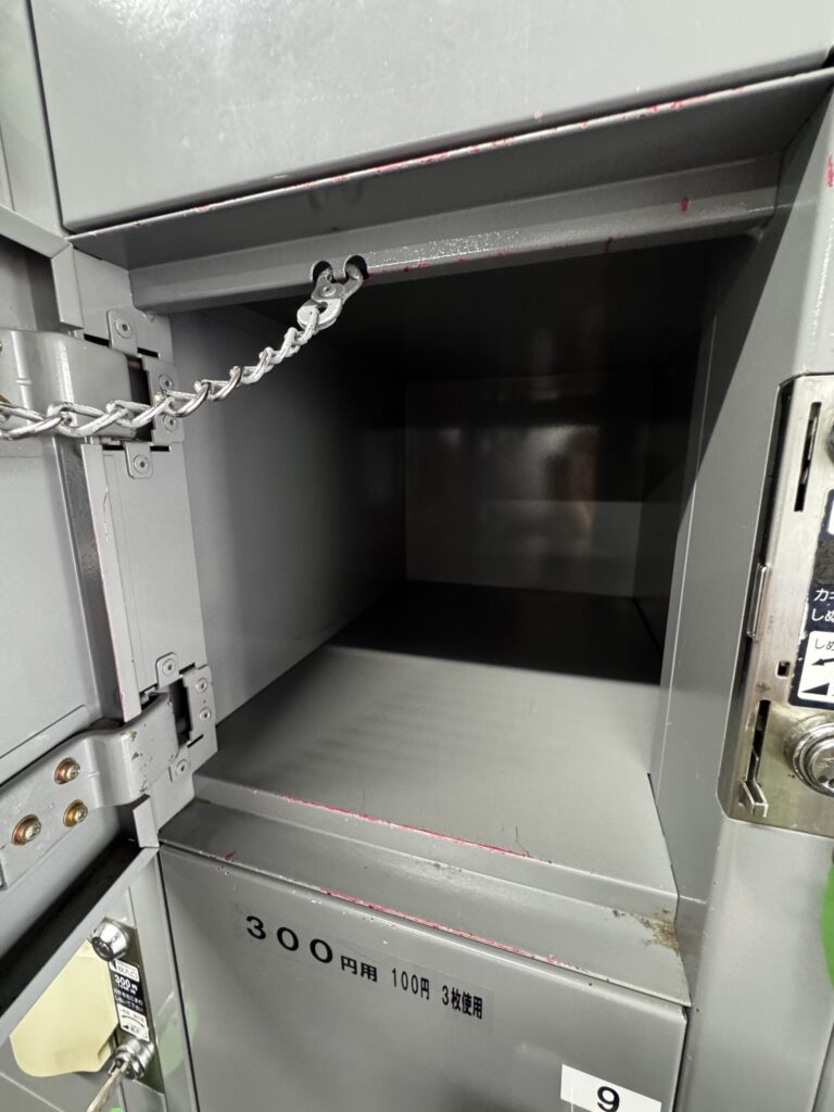 パルーザのロッカー、奥行き