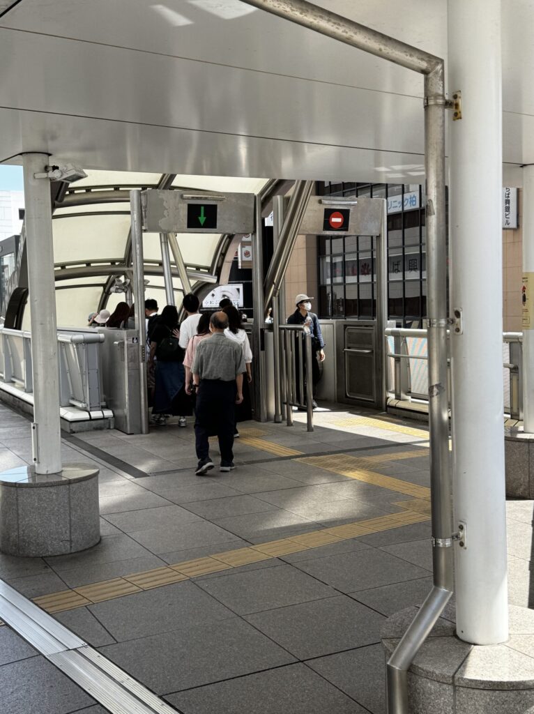 エスカレーター
このエスカレータ、ものすごく遅いです