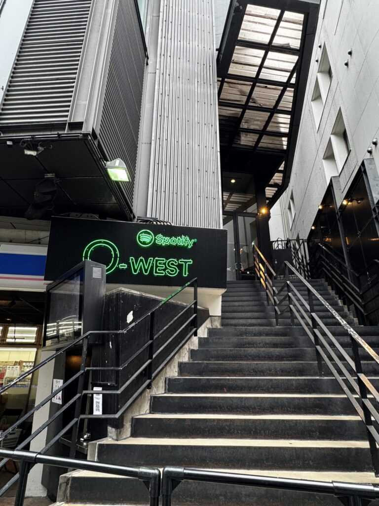 渋谷Spotify O-WESTの入口外観。ライブハウスはこの建物の2階にあります