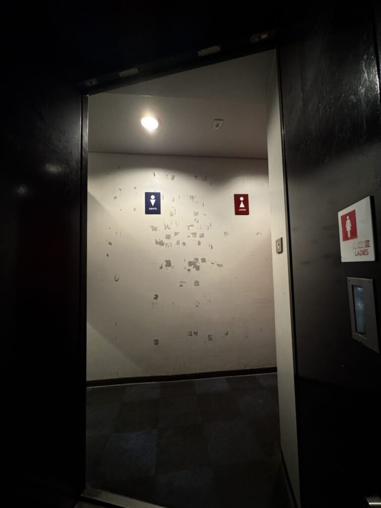 渋谷O-WESTのトイレ入口。男女別で設置されています