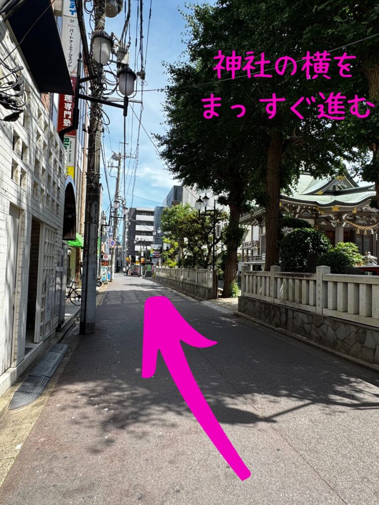 神社の横をまっすぐ進む