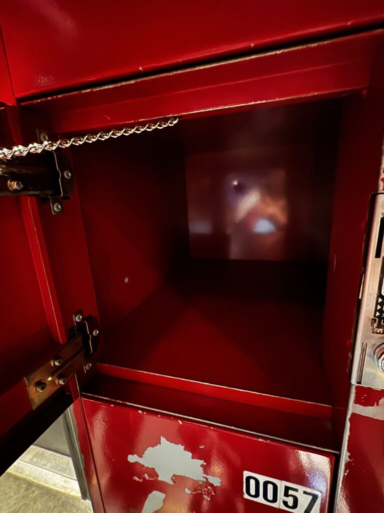 会場内ロッカーの奥行きの参考写真。荷物の大きさを確認したい方に
