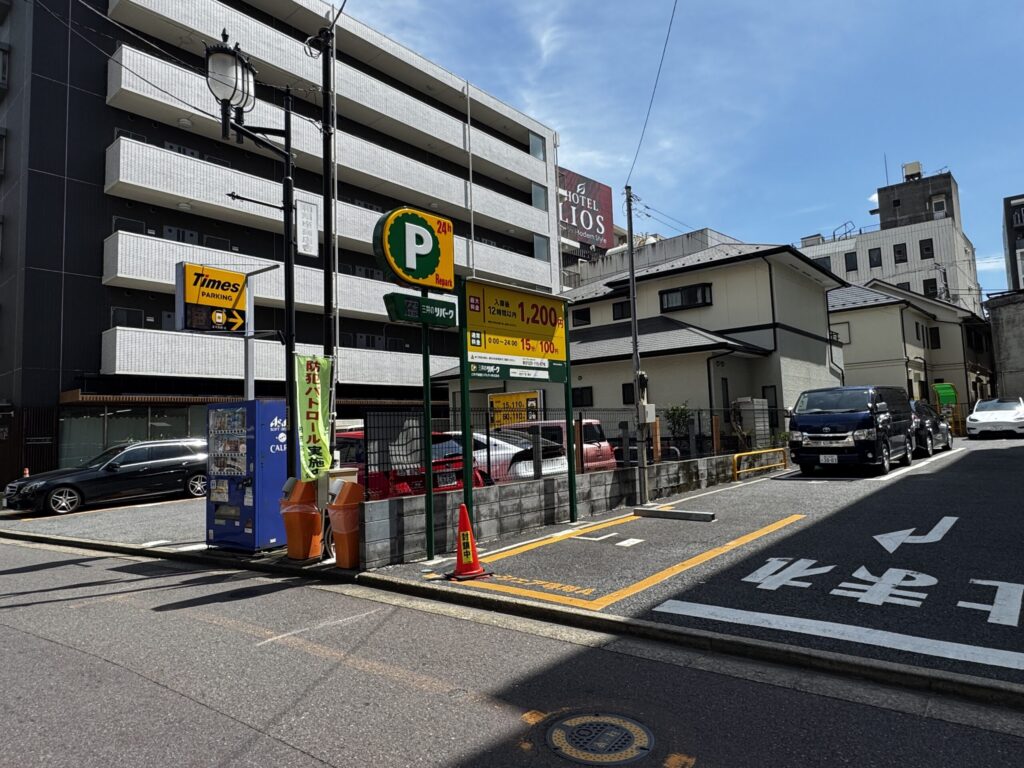 パルーザ隣の駐車場