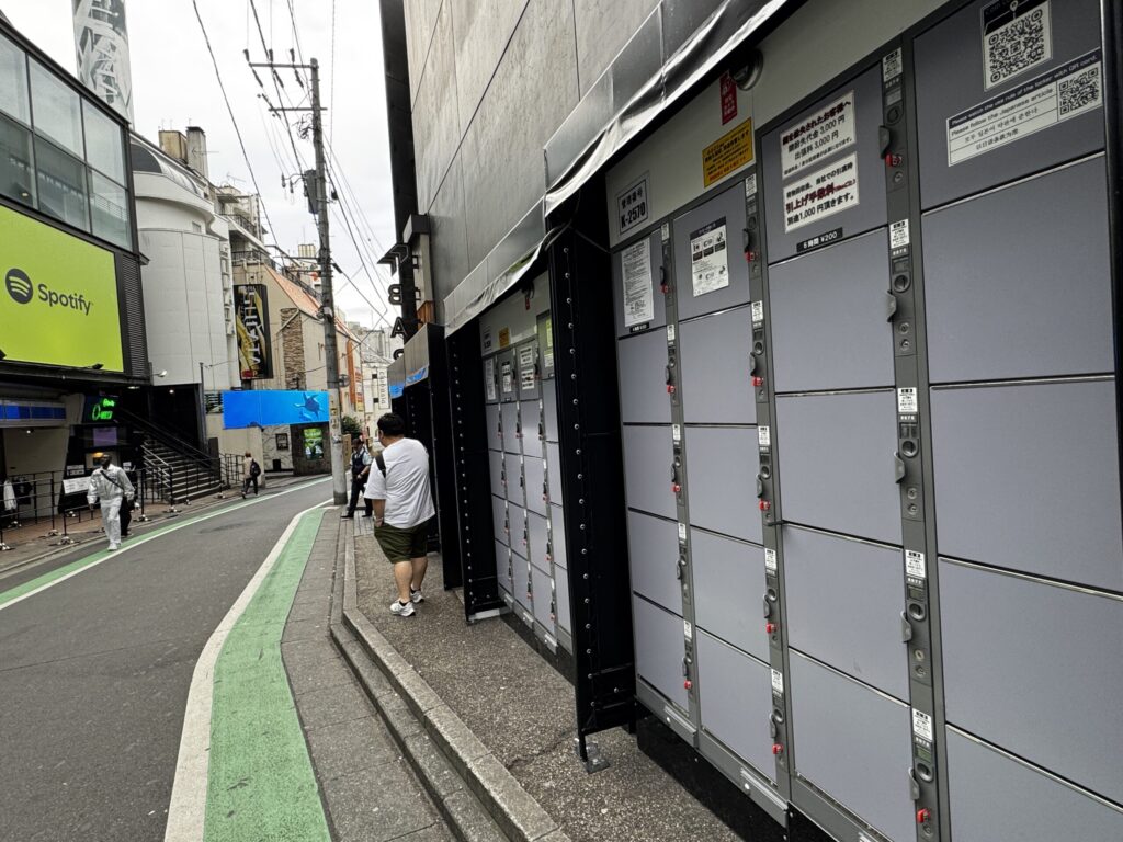会場外のコインロッカー。開場前から使用可能で便利