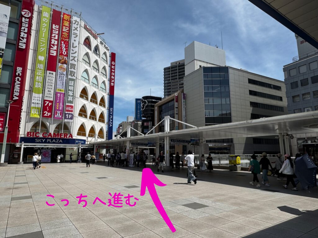 東口を出たところ