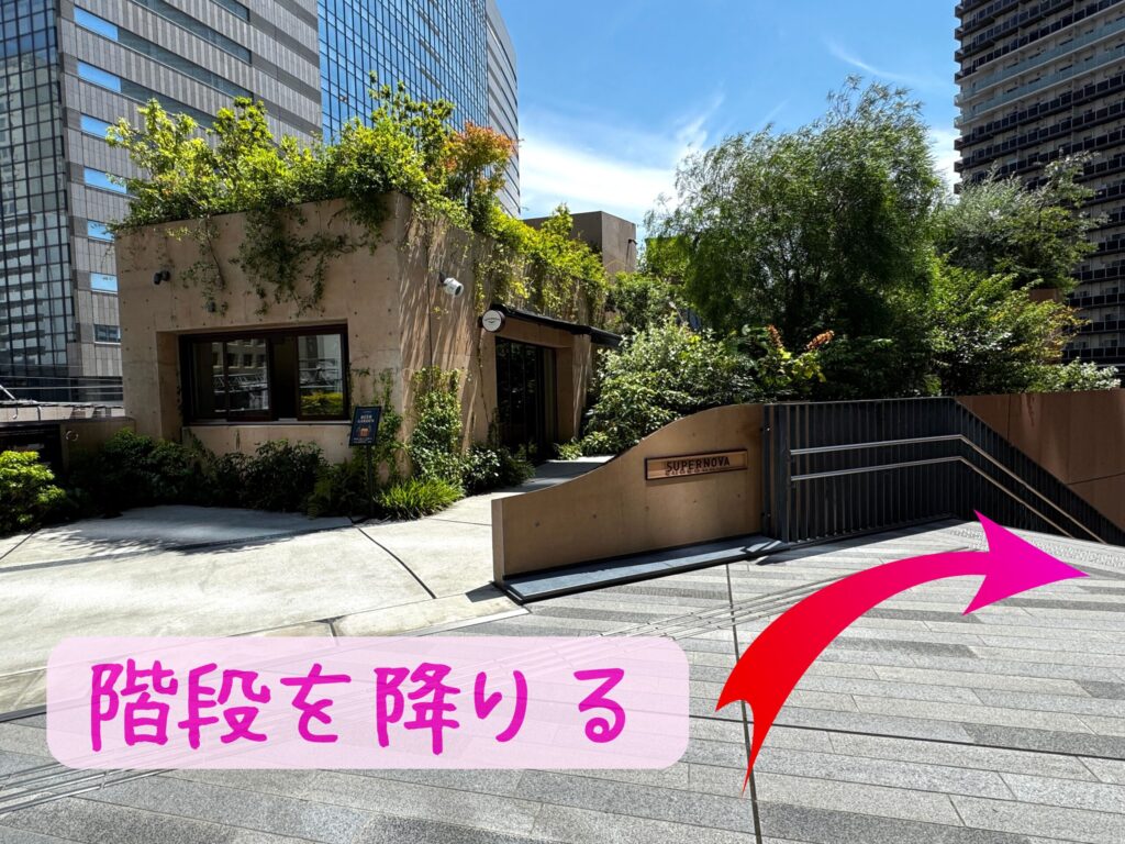階段を降りる画像