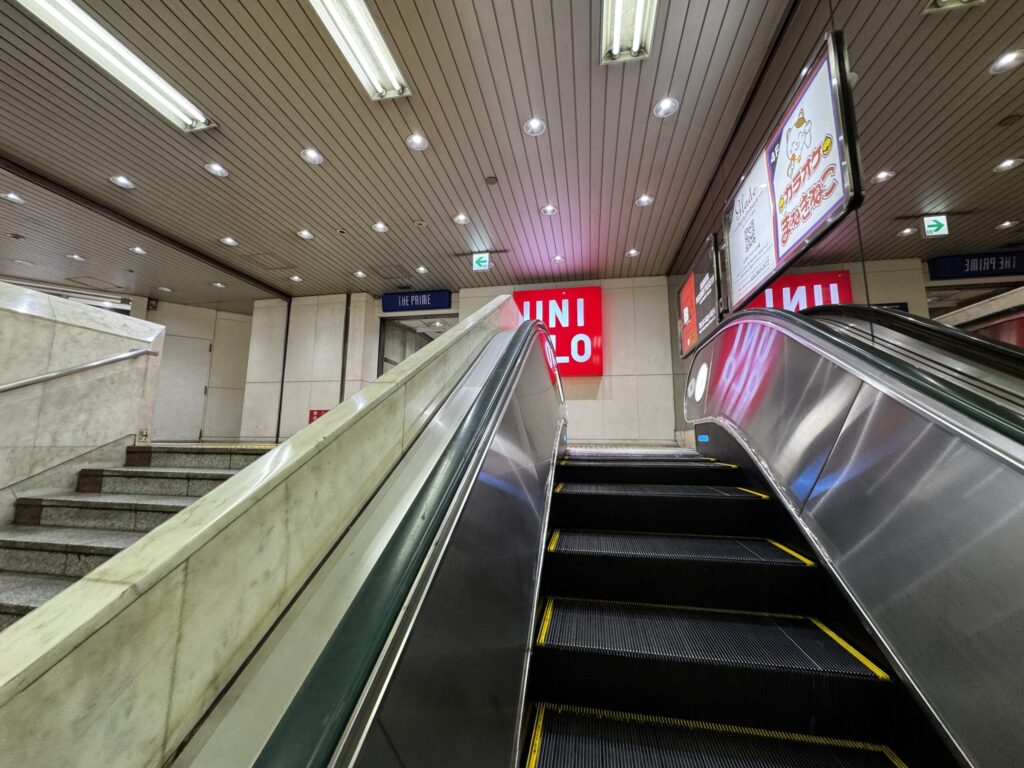 エスカレーターを上る画像