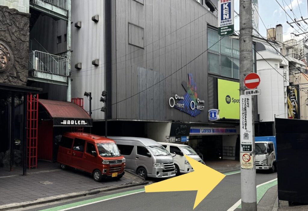 突き当たりを右へ進む画像