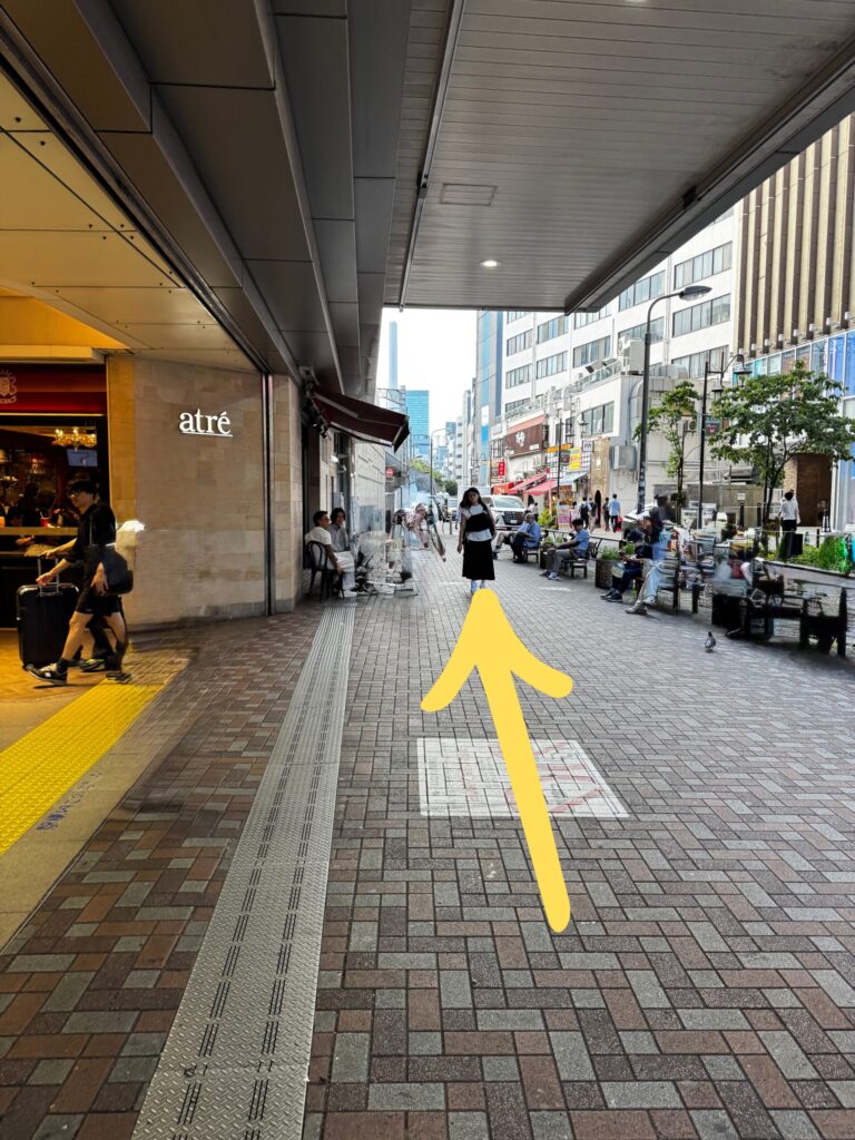 出口を出たら左へ進む画像
