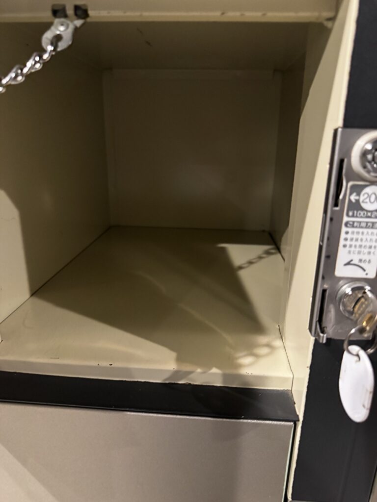 奥行き(200円のロッカー)の画像