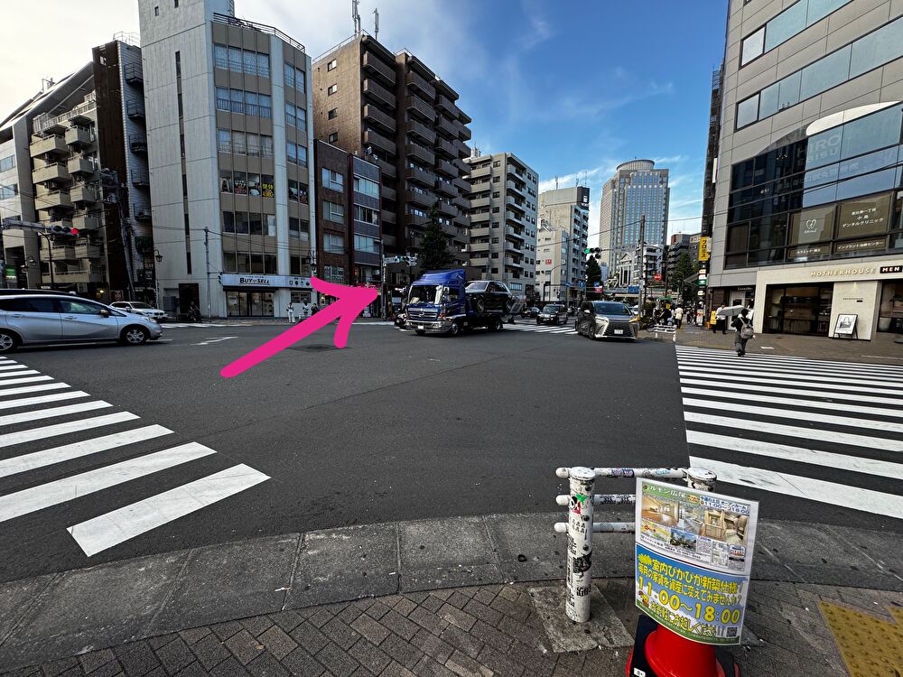 斜向かいへ進む画像