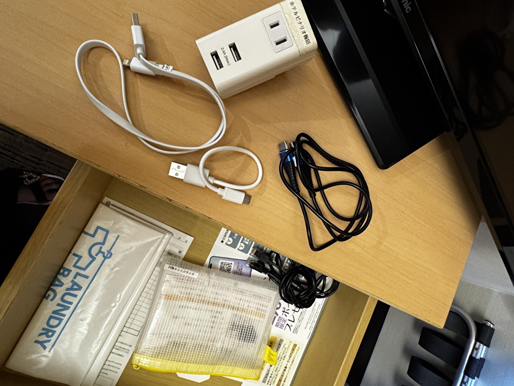 充電器などが引き出しに入っている画像