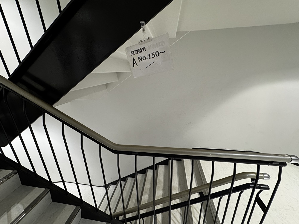 整列・待機場所の階段の画像