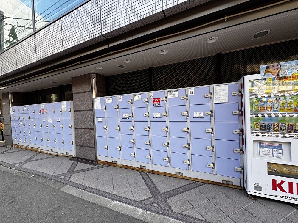 ダーウィン真横の会場外ロッカーの画像