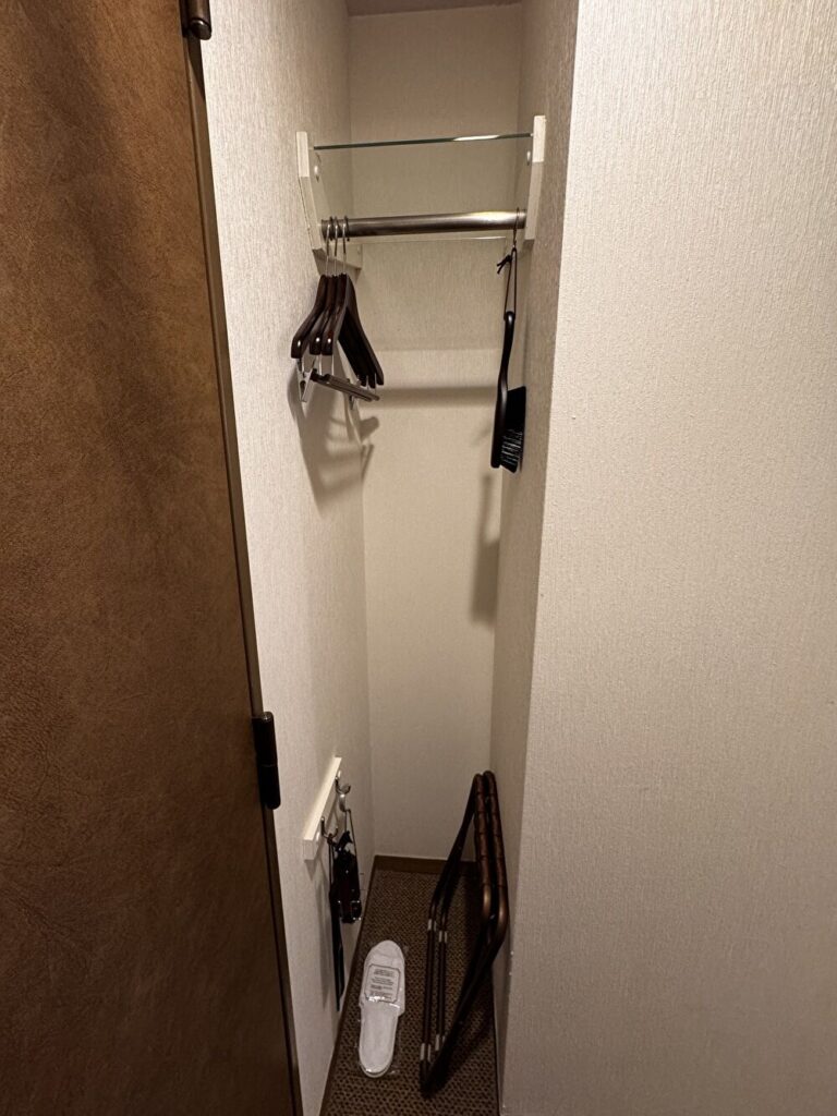 ハンガー類、消臭スプレー、使い捨てスリッパの画像