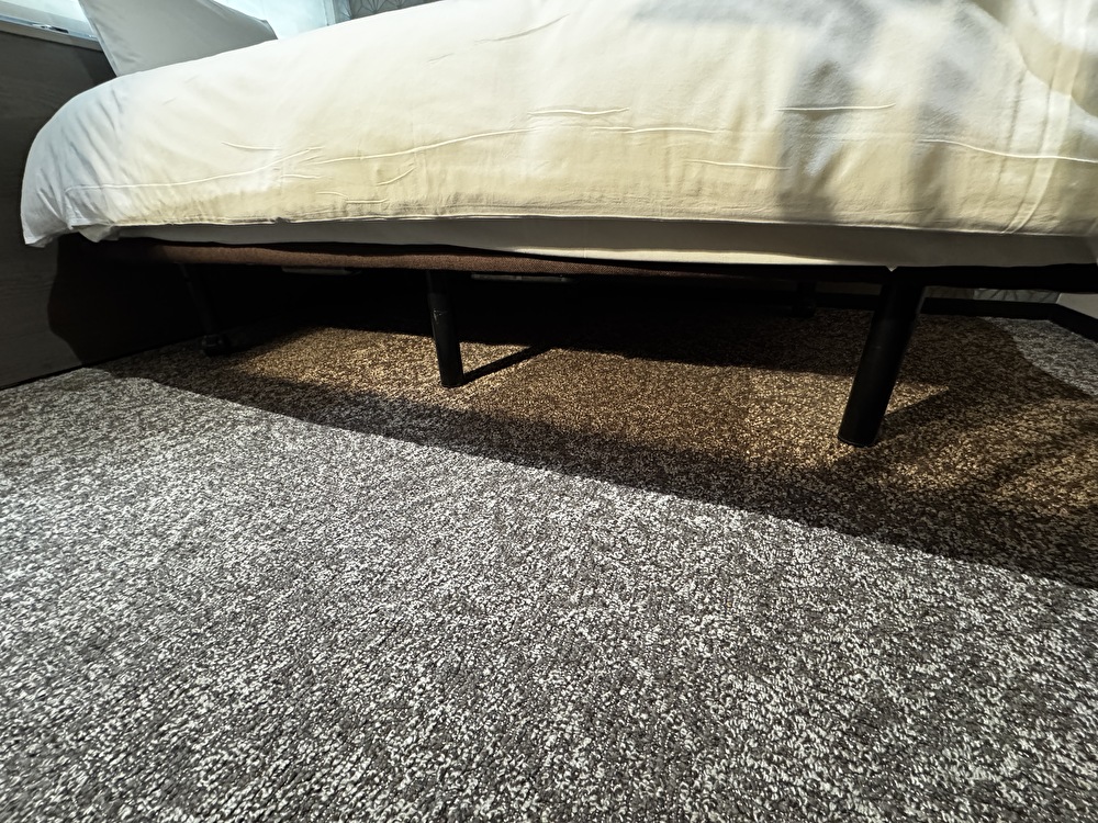 ホテルSUI神戸三宮　ベッド下の画像