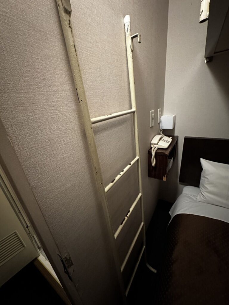 ホテルサンターガス 二段ベッドの梯子の画像