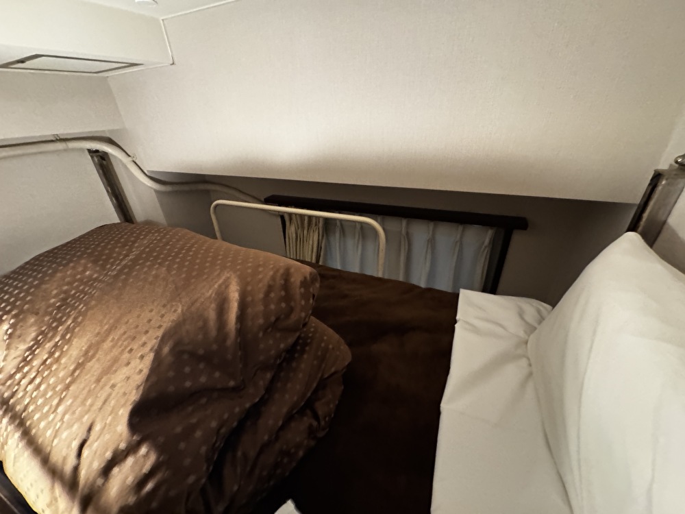 ホテルサンターガス 二段ベッドの上段の画像