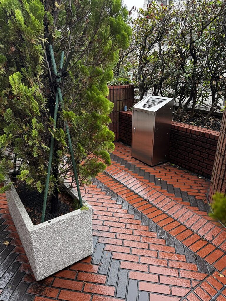 恵比寿ガーデンホール喫煙所（外）の画像