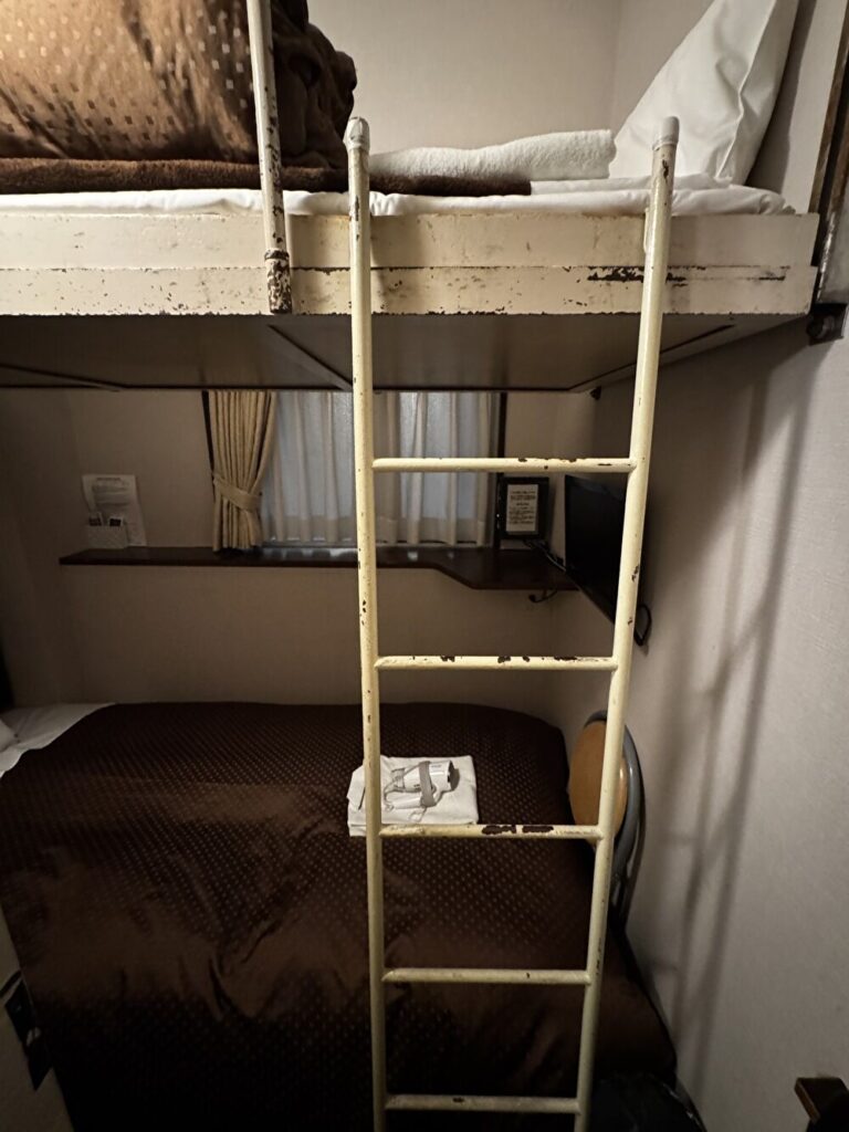 ホテルサンターガス 二段ベッドの梯子の画像