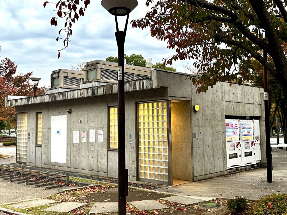 Zeppダイバーシティ前の公園にある公衆トイレ