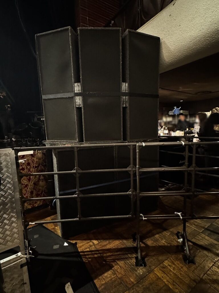 東京キネマ倶楽部 上手側スピーカー前