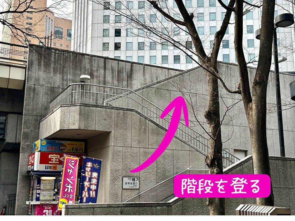 宝くじ売り場横 階段
