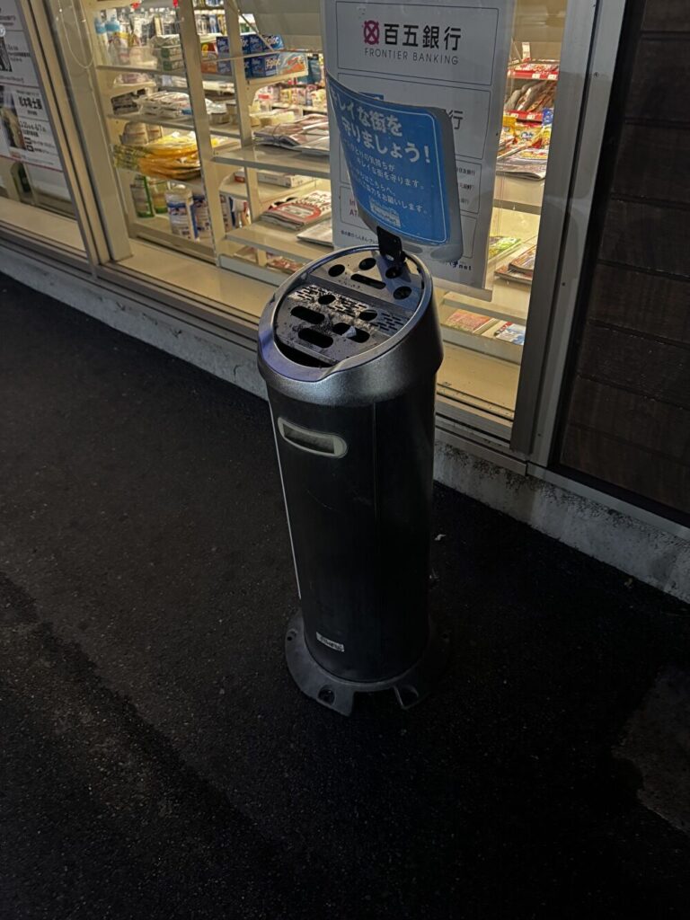 ファミリーマートみくも店の灰皿