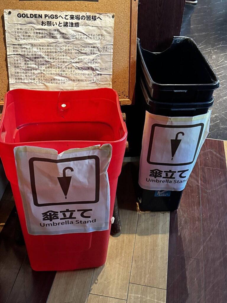 新潟ゴールデンピッグス　レッドステージ　傘立て