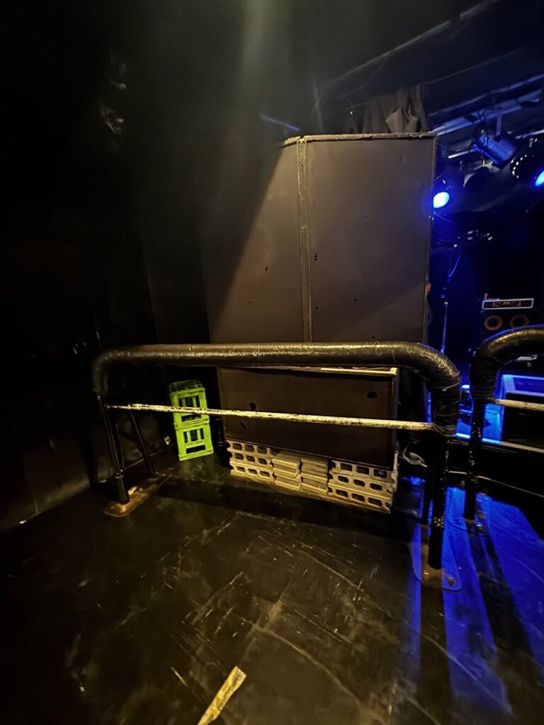 下手側スピーカー前