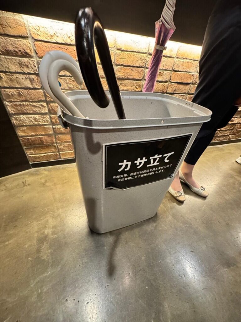 梅田クラブクアトロ 傘立て