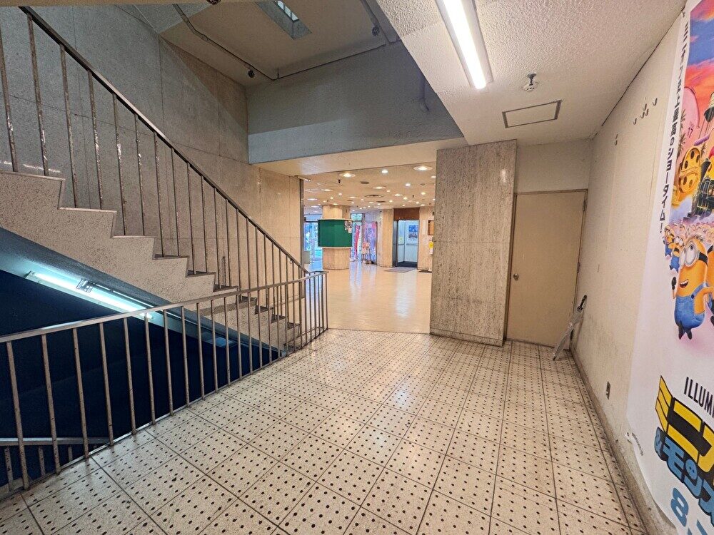 ビル1階奥の階段